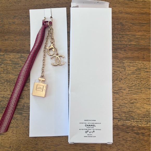 NIB Auth Chanel Gold Tone Bag Charm - Picture 2 of 2